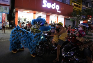 Phố xá, khu vui chơi ở Đà Nẵng nhộn nhịp trong đêm đầu tiên trở lại hoạt động bình thường - Ảnh 23.