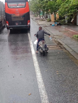 Đoàn ô tô mắc kẹt trên đường vì siêu bão số 9, người dân Huế đội mưa gió ra đường gõ cửa từng xe tiếp tế lương thực - Ảnh 1.