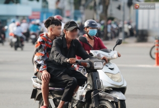 Chùm ảnh: Người Sài Gòn trong ngày đầu bắt buộc đeo khẩu trang nơi công cộng để phòng dịch - Ảnh 15.