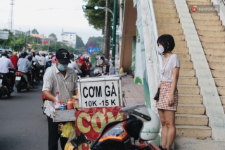 Chùm ảnh: Người Sài Gòn trong ngày đầu bắt buộc đeo khẩu trang nơi công cộng để phòng dịch - Ảnh 8.