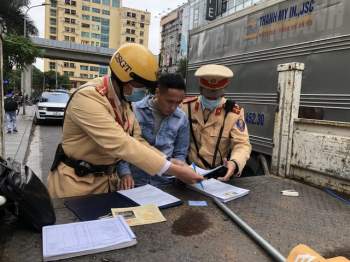 CSGT Hà Nội đồng loạt ra quân dán giấy thông báo phạt nguội trên kính xe - Ảnh 9.