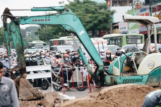 Cận cảnh hố “tử thần” khổng lồ ngay ngã tư ở Sài Gòn, nguyên nhân do cống tôn bị vỡ gây sụt đường - Ảnh 13.