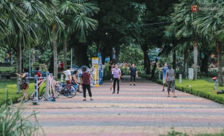 Người lớn vẫn để trẻ em vào khu vui chơi tại công viên ở Sài Gòn dù đã có thông báo tạm dừng hoạt động để phòng dịch Covid-19 - Ảnh 10.