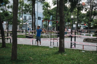 Người lớn vẫn để trẻ em vào khu vui chơi tại công viên ở Sài Gòn dù đã có thông báo tạm dừng hoạt động để phòng dịch Covid-19 - Ảnh 9.