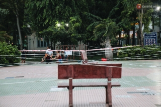 Người lớn vẫn để trẻ em vào khu vui chơi tại công viên ở Sài Gòn dù đã có thông báo tạm dừng hoạt động để phòng dịch Covid-19 - Ảnh 8.