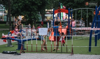Người lớn vẫn để trẻ em vào khu vui chơi tại công viên ở Sài Gòn dù đã có thông báo tạm dừng hoạt động để phòng dịch Covid-19 - Ảnh 5.