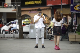 Chùm ảnh: Giới trẻ Sài Gòn kín mít khẩu trang xuống phố, mua sắm hay sống ảo đều nhanh chóng, đề cao cảnh giác - Ảnh 15.