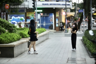 Chùm ảnh: Giới trẻ Sài Gòn kín mít khẩu trang xuống phố, mua sắm hay sống ảo đều nhanh chóng, đề cao cảnh giác - Ảnh 18.