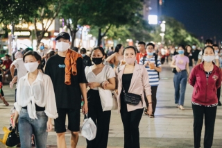 Ảnh: Người Sài Gòn đeo khẩu trang đổ xô về phố đi bộ Nguyễn Huệ vui chơi tối ngày 2/9 - Ảnh 6.