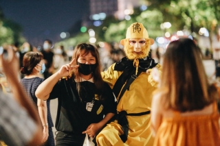 Ảnh: Người Sài Gòn đeo khẩu trang đổ xô về phố đi bộ Nguyễn Huệ vui chơi tối ngày 2/9 - Ảnh 8.