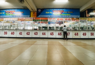 2 bến xe lớn nhất Sài Gòn “ngấm đòn” Covid-19, nhà xe hạ giá vé vì ế khách trong dịp nghỉ lễ Quốc khánh - Ảnh 2.