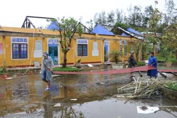 Ảnh: Lực lượng chức năng gấp rút khắc phục hậu quả bão số 13 tại Thừa Thiên - Huế - Ảnh 10.