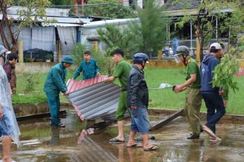 Ảnh: Lực lượng chức năng gấp rút khắc phục hậu quả bão số 13 tại Thừa Thiên - Huế - Ảnh 12.