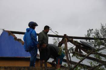 Ảnh: Lực lượng chức năng gấp rút khắc phục hậu quả bão số 13 tại Thừa Thiên - Huế - Ảnh 13.