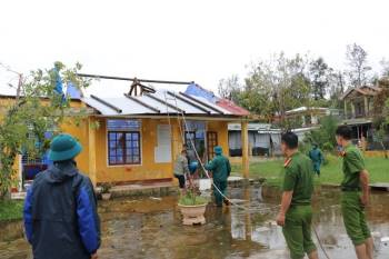 Ảnh: Lực lượng chức năng gấp rút khắc phục hậu quả bão số 13 tại Thừa Thiên - Huế - Ảnh 14.