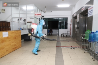 Clip, ảnh: Binh chủng hóa học tiêu độc đường phố và 2 bệnh viện có ca nhiễm Covid-19 ở Đà Nẵng - Ảnh 9.