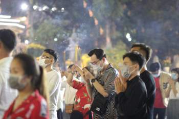 Người dân Sài Gòn đi chùa cầu an đêm giao thừa - Ảnh 1.
