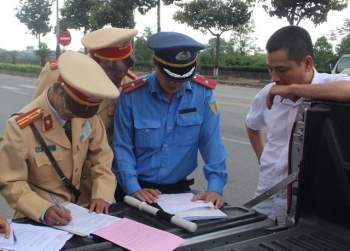 Công an Thừa Thiên Huế “mạnh tay” với xe dù, xe ké - Ảnh 1.