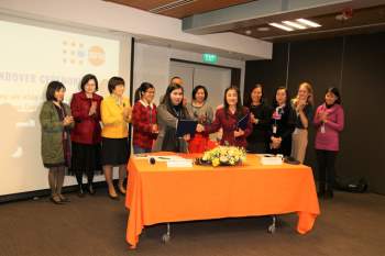 UNFPA trao tặng trang thiết bị hỗ trợ Việt Nam dịch vụ chăm sóc sức khỏe sinh sản trong đại dịch COVID-19 - Ảnh 1.