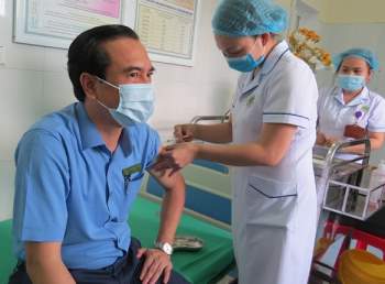 Nghệ An tổ chức tiêm vaccine COVID-19 cho các cán bộ, y bác sĩ tuyến đầu chống dịch - Ảnh 4.
