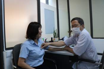Những nhân viên y tế đầu tiên ở Huế được tiêm vaccine COVID-19 - Ảnh 5.