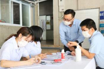 Những nhân viên y tế đầu tiên ở Huế được tiêm vaccine COVID-19 - Ảnh 3.