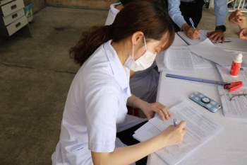 Những nhân viên y tế đầu tiên ở Huế được tiêm vaccine COVID-19 - Ảnh 7.