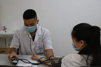 Những nhân viên y tế đầu tiên ở Huế được tiêm vaccine COVID-19 - Ảnh 6.