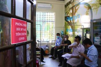 Những nhân viên y tế đầu tiên ở Huế được tiêm vaccine COVID-19 - Ảnh 13.