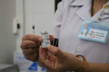 Những nhân viên y tế đầu tiên ở Huế được tiêm vaccine COVID-19 - Ảnh 8.
