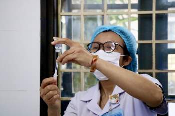 Những nhân viên y tế đầu tiên ở Huế được tiêm vaccine COVID-19 - Ảnh 10.