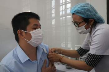Những nhân viên y tế đầu tiên ở Huế được tiêm vaccine COVID-19 - Ảnh 14.