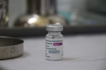 Những nhân viên y tế đầu tiên ở Huế được tiêm vaccine COVID-19 - Ảnh 9.
