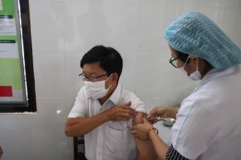 Những nhân viên y tế đầu tiên ở Huế được tiêm vaccine COVID-19 - Ảnh 12.