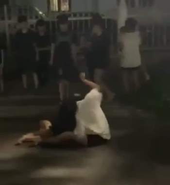 Công an thông tin về clip 2 thiếu nữ đánh nhau trên đường phố Huế gây xôn xao dư luận - Ảnh 1.