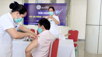 Bệnh viện TƯ Huế triển khai tiêm vaccine phòng COVID-19 cho các nhân viên y tế - Ảnh 3.