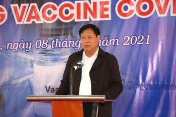 Thứ trưởng Bộ Y tế Đỗ Xuân Tuyên trực tiếp tiêm vaccine COVID-19 cho nữ nhân viên y tế ở tâm dịch Hải Dương - Ảnh 4.
