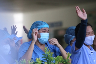 Ảnh: Y bác sĩ bật khóc, vỡ òa hạnh phúc trong giây phút Bệnh viện Đà Nẵng được gỡ lệnh phong tỏa - Ảnh 7.