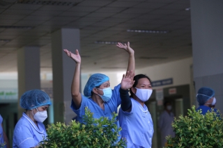Ảnh: Y bác sĩ bật khóc, vỡ òa hạnh phúc trong giây phút Bệnh viện Đà Nẵng được gỡ lệnh phong tỏa - Ảnh 9.