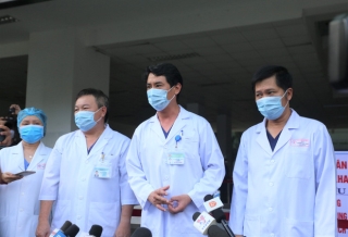Ảnh: Y bác sĩ bật khóc, vỡ òa hạnh phúc trong giây phút Bệnh viện Đà Nẵng được gỡ lệnh phong tỏa - Ảnh 11.