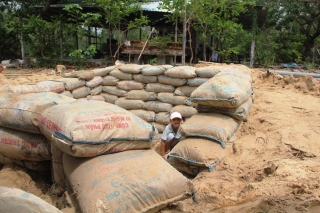 Trước nguy hiểm bão số 9: Người miền Trung đào cả hầm để trú ẩn - ảnh 8