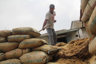 Trước nguy hiểm bão số 9: Người miền Trung đào cả hầm để trú ẩn - ảnh 10