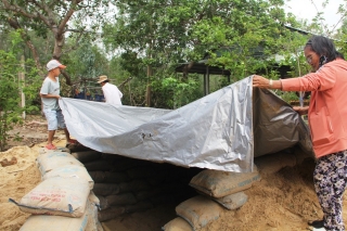 Trước nguy hiểm bão số 9: Người miền Trung đào cả hầm để trú ẩn - ảnh 14