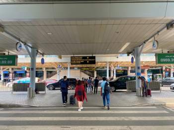 Trước kỳ nghỉ lễ 30.4 - 1.5, sân bay Tân Sơn Nhất đông khách nhưng không ùn tắc - ảnh 4