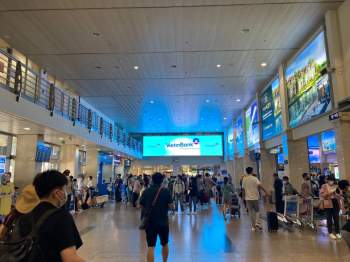 Trước kỳ nghỉ lễ 30.4 - 1.5, sân bay Tân Sơn Nhất đông khách nhưng không ùn tắc - ảnh 5