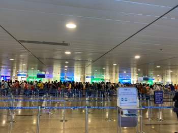 Trước kỳ nghỉ lễ 30.4 - 1.5, sân bay Tân Sơn Nhất đông khách nhưng không ùn tắc - ảnh 1
