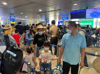 Trước kỳ nghỉ lễ 30.4 - 1.5, sân bay Tân Sơn Nhất đông khách nhưng không ùn tắc - ảnh 2