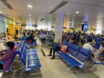 Trước kỳ nghỉ lễ 30.4 - 1.5, sân bay Tân Sơn Nhất đông khách nhưng không ùn tắc - ảnh 6