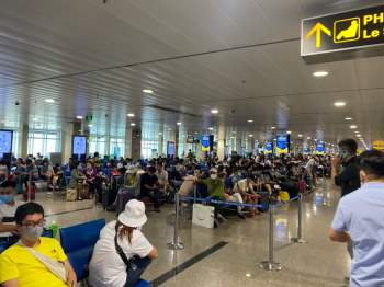 Trước kỳ nghỉ lễ 30.4 - 1.5, sân bay Tân Sơn Nhất đông khách nhưng không ùn tắc - ảnh 7