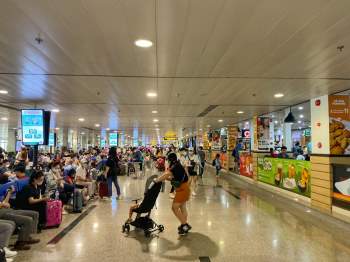 Trước kỳ nghỉ lễ 30.4 - 1.5, sân bay Tân Sơn Nhất đông khách nhưng không ùn tắc - ảnh 8